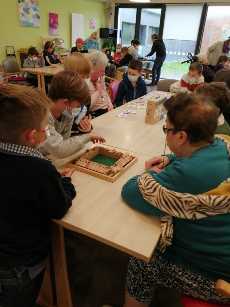 Rencontre intergénérationnelle autour de jeux de société.