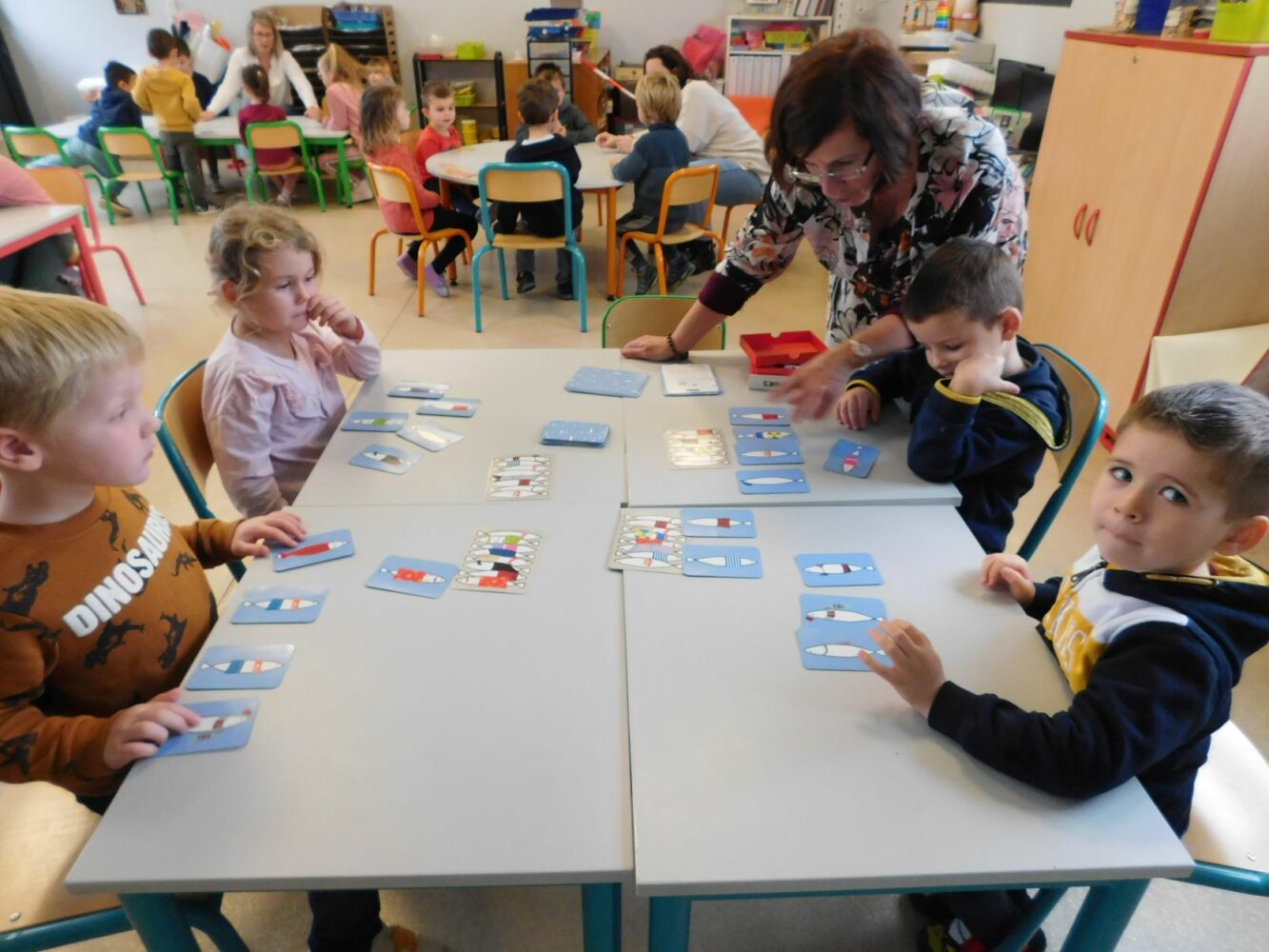 jeux de cartes : les maternelles de notre école rencontrent les maternelles de l’école Ste Pompée de Langoat