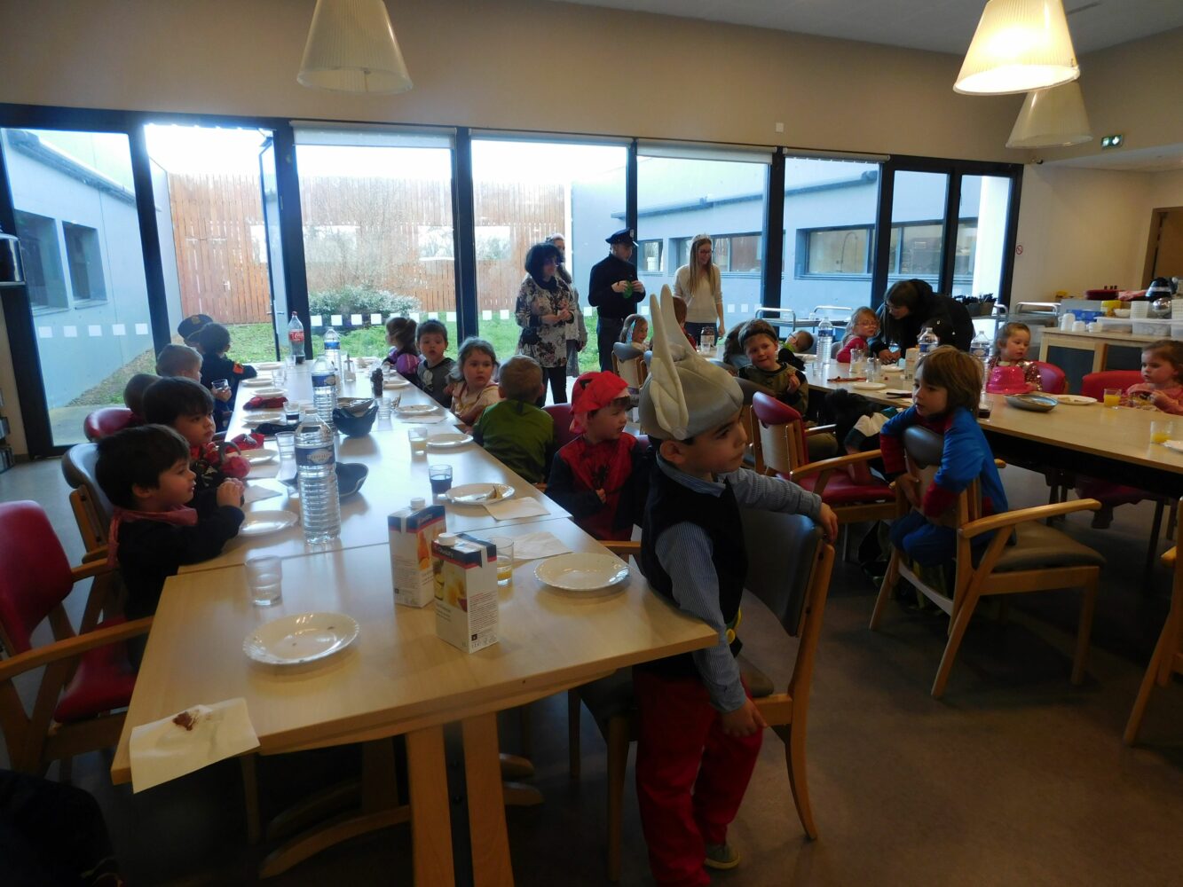 Les maternelle et CP fêtent Mardi Gras à L’EHPAD de Pleubian