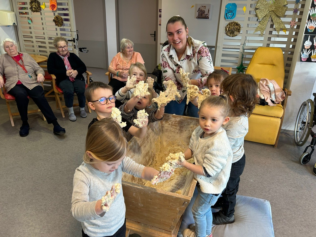 Les enfants mettent la main à la pâte